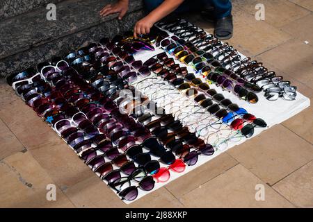 bambini che vendono occhiali da sole sulla strada Foto Stock