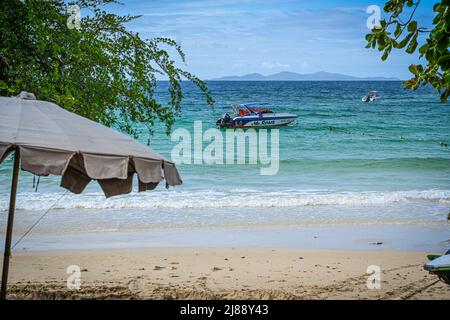 Isola di Ko LAN parte orientale della Regione Centrale della Thailandia. Ko LAN appartiene alla Provincia di Chonburi, Amphoe Bang Lamung, Golfo orientale della Thailandia Foto Stock