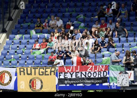 ROTTERDAM - Supporters in vista della partita femminile olandese Eredivie tra Feyenoord VR1 e Ajax VR1 il 14 maggio 2022 a Rotterdam, Paesi Bassi. ANP GERRIT VAN COLOGNE Foto Stock