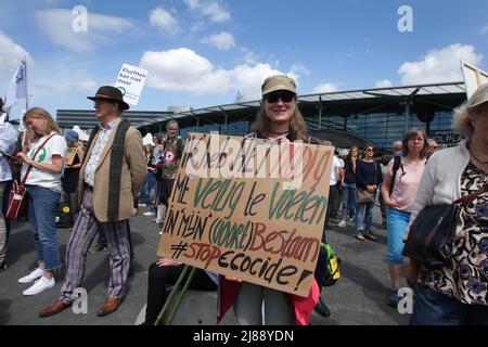 Amsterdam, Paesi Bassi. 14th maggio 2022. Gli attivisti ambientali delle ribellioni di Greenpeace e di estinzione protestano contro l'aeroporto di Schiphol il 14 maggio 2022 ad Amsterdam, Paesi Bassi. I protettori ambientali della ribellione di Greenpeace e di estinzione si sono dimostrati molto in seno allo Schiphol contro l'espansione dell'aviazione e hanno lo scopo di richiamare l'attenzione su tali punti di vista in modo positivo, come la limitazione dell'uso dei combustibili fossili e la necessità di ridurre l'aviazione. (Foto di Paulo Amorim/Sipa USA) Credit: Sipa USA/Alamy Live News Foto Stock