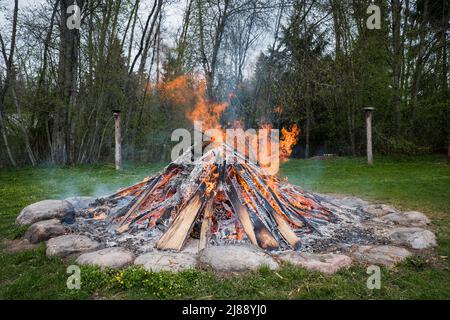 Primo piano di un incendio che brucia. Fuoco aperto in natura. Foto Stock