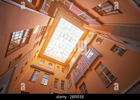 Vecchia riga, Lettonia, tetto di vetro di passaggio storico restaurato attraverso il cortile interno. Foto Stock