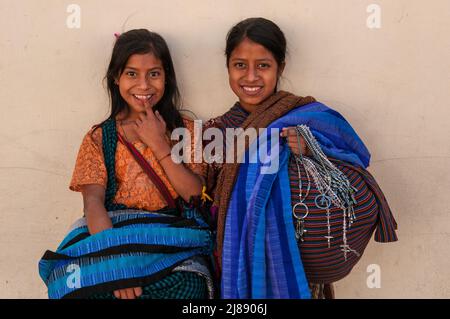 Ritratto di 2 ragazze maya con tessuti colorati, venditori ambulanti, sorridenti in armonia, Antigua, Guatemala, America Centrale. © Kraig Lieb Foto Stock