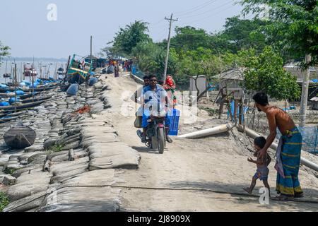 Satkhira, Bangladesh. 6th maggio 2022. La gente ha visto guidare una motocicletta a Shyamnagar. (Credit Image: © Piyas Biswas/SOPA Images via ZUMA Press Wire) Foto Stock