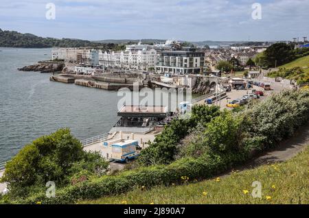 Il trafficato lungomare di West Hoe a Plymouth pronto ad accogliere bevitori e cene. Gli appartamenti di lusso godono di una splendida vista su Plymou Foto Stock