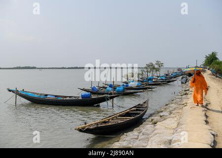 Satkhira, Bangladesh. 6th maggio 2022. Una donna cammina lungo la zona costiera vicino a Sundorban. (Credit Image: © Piyas Biswas/SOPA Images via ZUMA Press Wire) Foto Stock