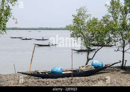 Satkhira, Bangladesh. 6th maggio 2022. I barcaioli hanno visto la pesca nel fiume di Kholpatua vicino alla foresta Sundarban a Shyamnagar. (Credit Image: © Piyas Biswas/SOPA Images via ZUMA Press Wire) Foto Stock