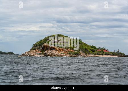 Isola di Ko LAN parte orientale della Regione Centrale della Thailandia. Ko LAN appartiene alla Provincia di Chonburi, Amphoe Bang Lamung, Golfo orientale della Thailandia Foto Stock