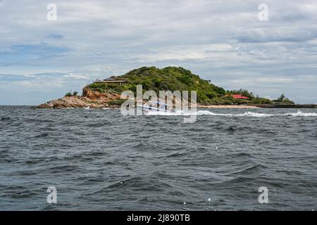 Isola di Ko LAN parte orientale della Regione Centrale della Thailandia. Ko LAN appartiene alla Provincia di Chonburi, Amphoe Bang Lamung, Golfo orientale della Thailandia Foto Stock