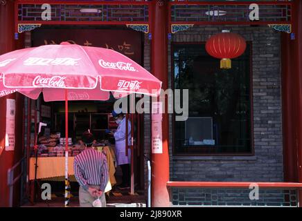 Pechino, Cina. 14th maggio 2022. Un residente attende il suo take-out fuori di un ristorante a Pechino, capitale della Cina, 14 maggio 2022. Credit: Peng Ziyang/Xinhua/Alamy Live News Foto Stock