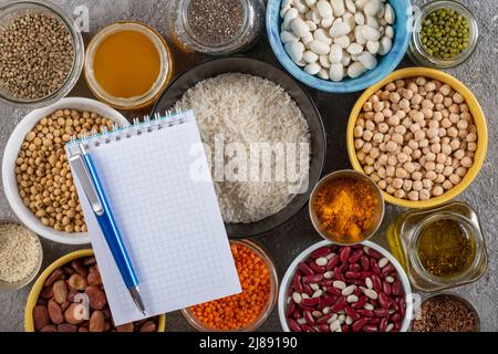 Cibo vegetariano e dieta alimentare concetto con legumi, cereali ed erbe Foto Stock