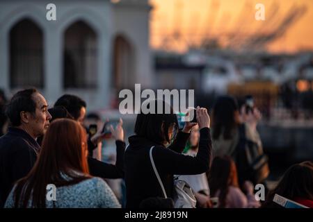 Istanbul, Turchia. 13th maggio 2022. La gente scatta foto alla spiaggia di Kadikoy. Mentre il sole tramonta nelle ore serali di Istanbul, c'è stata una festa visiva nel cielo dal molo di Kadikoy. Alcuni cittadini hanno preso il bellissimo paesaggio con il tramonto con i loro telefoni cellulari. Credit: SOPA Images Limited/Alamy Live News Foto Stock