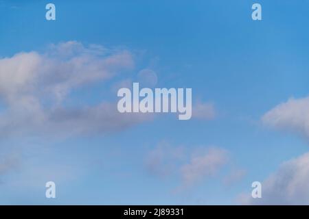 Luna che sorge di giorno. Foto Stock