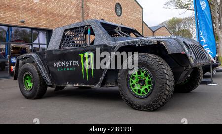 Monster Energy pick truck in mostra allo Scramble di aprile che si tiene presso il Bicester Heritage Center il 23rd aprile 2022 Foto Stock