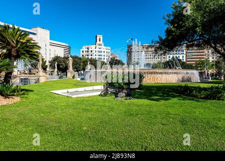 Barcellona, Spagna - 24 aprile 2022: Piazza Catalogna (Placa de Catalunya) a Barcellona Foto Stock