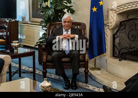 Nicosia, Cipro. 13th maggio 2022. Il sig. Prokopis Pavlopoulos si trova nella sala riunioni, Nicosia, Cipro, a maggio. 13, 2022. Il Presidente della Repubblica, sig. Nicos Anastasiades, riceve l'ex presidente della Repubblica ellenica, sig. Prokopis Pavlovoulos, presso il Palazzo Presidenziale. (Foto di Kostas Pikoulas/Sipa USA) Credit: Sipa USA/Alamy Live News Foto Stock