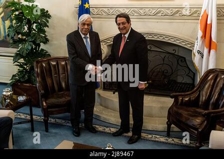 Nicosia, Cipro. 13th maggio 2022. Nicos Anastasiades e Prokopis Pavlopoulos sono visti nella sala riunioni, Nicosia, Cipro, il prossimo maggio. 13, 2022. Il Presidente della Repubblica, sig. Nicos Anastasiades, riceve l'ex presidente della Repubblica ellenica, sig. Prokopis Pavlovoulos, presso il Palazzo Presidenziale. (Foto di Kostas Pikoulas/Sipa USA) Credit: Sipa USA/Alamy Live News Foto Stock