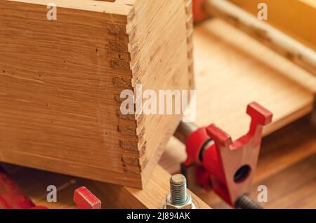 Scatola in legno, collegamento ad angolo di pannelli in carpenteria Foto Stock