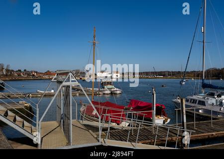 Woodbridge Suffolk UK Marzo 18 2022: Guardando a valle sulle rive del fiume Deben al Tide Mill a Woodbridge Foto Stock