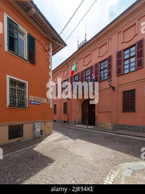 Busca, Cuneo, Italia - 13 maggio 2022: Il Municipio di Via Cavour. Tex: Municipio cantina (cantina) Foto Stock