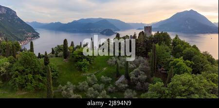 Veduta aerea bellissimo panorama del Lago di Como dal Castello di Vezio - Varenna, Lombardia, Italia Foto Stock