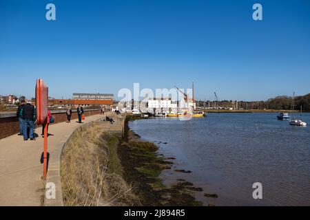 Woodbridge Suffolk UK Marzo 18 2022: Guardando a valle sulle rive del fiume Deben al Tide Mill a Woodbridge Foto Stock