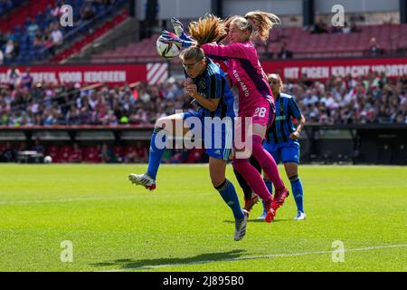 Rotterdam - Lisa Doorn di Ajax Vrouwen, portiere di Ajax vrouwen Regina van Eijk durante la partita tra Feyenoord V1 e Ajax v1 allo Stadion Feijenoord De Kuip il 14 maggio 2022 a Rotterdam, Paesi Bassi. (Box to Box Pictures/Tom Bode) credito: Box to box pictures/Alamy Live News Foto Stock