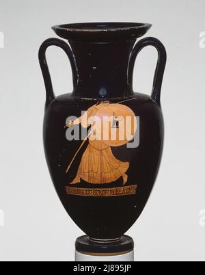 Anfora (vasetto di conservazione), 460-450 BCE. Vaso in terracotta smaltato in nero, decorato con una figura arancione di una donna che tiene uno scudo e una lancia. Foto Stock