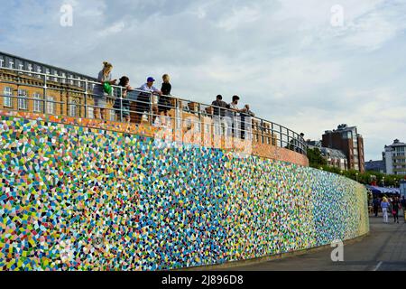 Colorato muro di mosaico 'Rivertime' di Hermann-Josef Kuhna sul lungofiume del Reno a Düsseldorf/Germania. Foto Stock