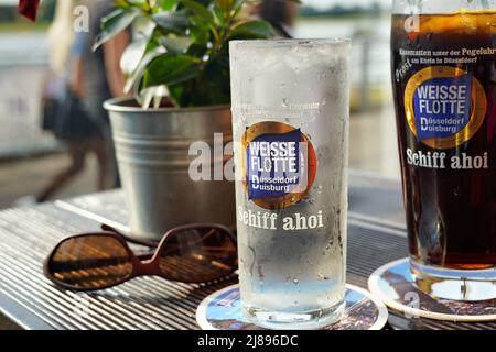 Bevande rinfrescanti su un tavolo da ristorante all'aperto sul lungomare del Reno di Düsseldorf/Germania. Foto Stock