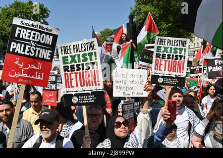 Londra, Regno Unito. 14 maggio 2022. Protesta per condannare l'uccisione dei giornalisti di al Jazeera Shireen Abu Akleh da parte delle forze israeliane. I manifestanti marciano dalla sede centrale della BBC a Downing Street. Credit: Andrea Domeniconi/Alamy Live News Foto Stock