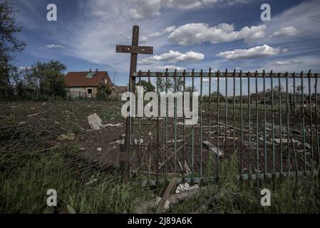 Vilhivka, Ucraina. 14th maggio 2022. La gente del posto ripara il loro tetto dopo la sgranatura russa nella città liberata Vilhivka, Ucraina, venerdì 13 maggio 2022. Il soldato russo Vadim Shishimarin è stato arrestato e accusato dai procuratori per la morte dei civili, avvenuta giorni dopo che la Russia ha invaso l'Ucraina il 24 febbraio. Il suo processo è iniziato venerdì. Foto di Ken Cedeno/UPI Credit: UPI/Alamy Live News Foto Stock