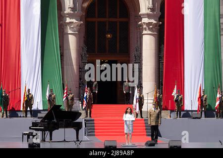 Budapest, Ungheria. 14th maggio 2022. Il presidente ungherese Katalin Novak ha tenuto un discorso durante la sua cerimonia di inaugurazione davanti all'edificio del Parlamento di Budapest, Ungheria, il 14 maggio 2022. Il 10 marzo il parlamento ungherese ha eletto Katalin Novak come prima presidente femminile del paese per un mandato di cinque anni. Credit: Attila Volgyi/Xinhua/Alamy Live News Foto Stock