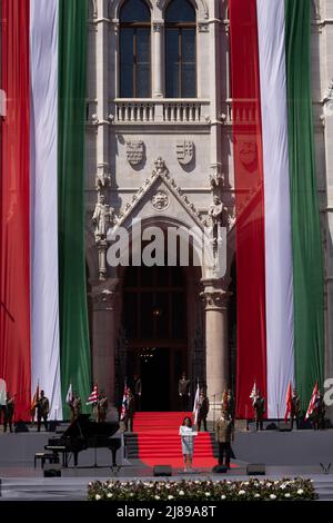 Budapest, Ungheria. 14th maggio 2022. Il presidente ungherese Katalin Novak ha tenuto un discorso durante la sua cerimonia di inaugurazione davanti all'edificio del Parlamento di Budapest, Ungheria, il 14 maggio 2022. Il 10 marzo il parlamento ungherese ha eletto Katalin Novak come prima presidente femminile del paese per un mandato di cinque anni. Credit: Attila Volgyi/Xinhua/Alamy Live News Foto Stock