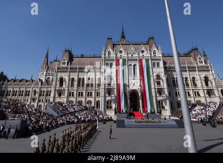 Budapest. 14th maggio 2022. La foto scattata il 14 maggio 2022 mostra la cerimonia di inaugurazione del presidente ungherese Katalin Novak di fronte all'edificio del Parlamento a Budapest, Ungheria. Il 10 marzo il parlamento ungherese ha eletto Katalin Novak come prima presidente femminile del paese per un mandato di cinque anni. Credit: Attila Volgyi/Xinhua/Alamy Live News Foto Stock