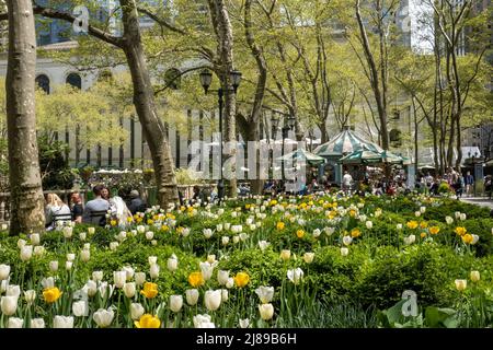 Bryant Park ha un bellissimo paesaggio in primavera, New York City, USA 2022 Foto Stock