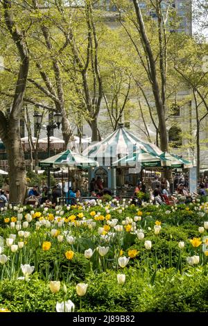 Bryant Park ha un bellissimo paesaggio in primavera, New York City, USA 2022 Foto Stock