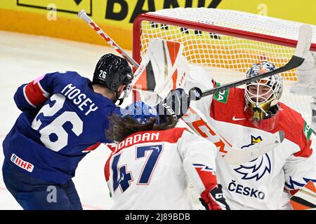 Tampere, Finlandia. 14th maggio 2022. L-R Evan Mosey (GBR) e Michal Jordan e il portiere Lukas Dostal (entrambi CZE) in azione durante il Campionato Mondiale di hockey su ghiaccio IIHF 2022, il Gruppo B si è riunito nella Repubblica Ceca contro Gran Bretagna, il 14 maggio 2022, a Tampere, Finlandia. Credit: Michal Kamaryt/CTK Photo/Alamy Live News Foto Stock