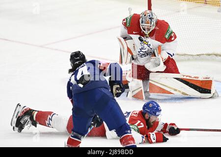 Tampere, Finlandia. 14th maggio 2022. L-R Cade Neilson (GBR) e Filip Hronek e il portiere Lukas Dostal (entrambi CZE) in azione durante il Campionato Mondiale di Hockey su ghiaccio IIHF 2022, il Gruppo B partita Repubblica Ceca vs Gran Bretagna, il 14 maggio 2022, a Tampere, Finlandia. Credit: Michal Kamaryt/CTK Photo/Alamy Live News Foto Stock