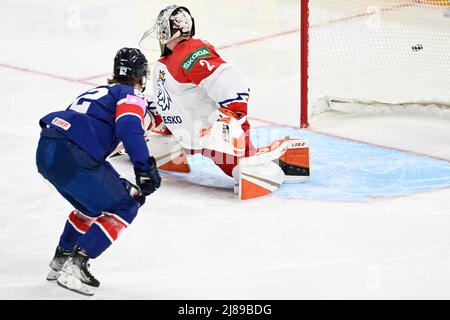 Tampere, Finlandia. 14th maggio 2022. L-R Joshua Waller (GBR) e il portiere Lukas Dostal (CZE) in azione durante il Campionato Mondiale di Hockey su ghiaccio IIHF 2022, il Gruppo B si è riunito nella Repubblica Ceca contro Gran Bretagna, il 14 maggio 2022, a Tampere, Finlandia. Credit: Michal Kamaryt/CTK Photo/Alamy Live News Foto Stock