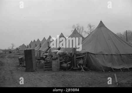 [Foto senza titolo, forse relativa a: La cucina nel campo per i rifugiati bianchi alluvioni a Forrest City, Arkansas]. Foto Stock