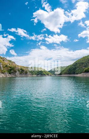 Meandri alla gola rocciosa del fiume Uvac in giornata di sole, sud-ovest della Serbia. Foto Stock