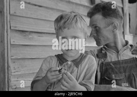 Charles Burroughs e Floyd Burroughs, contea di Hale, Alabama. [Sharecropper Floyd Burroughs e suo figlio Charles]. Foto Stock