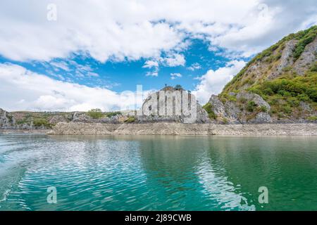 Meandri alla gola rocciosa del fiume Uvac in giornata di sole, sud-ovest della Serbia. Foto Stock