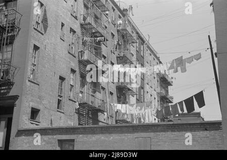 New York, New York. 61st Street tra le 1st e le 3rd Avenue. Case di appartamenti dal retro. Foto Stock