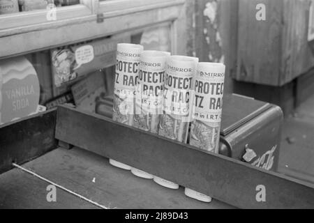 New York, New York. 61st Street tra le 1st e le 3rd Avenue. Giornali in vendita. Foto Stock