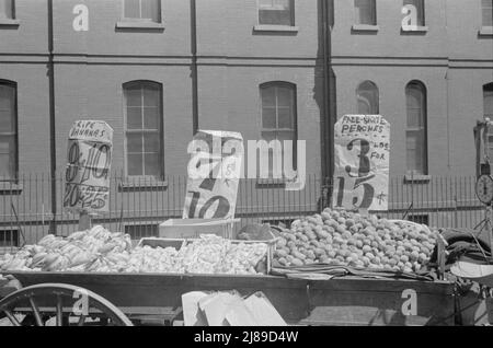 New York. New York, 61st Street tra le 1st e le 3rd Avenue. Un distributore di frutta e verdura stand. Foto Stock