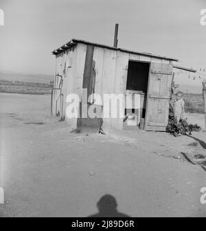 Lavanderia per dieci cabine all'Arkansawyers auto camp, Salinas Valley, California. Nota stufa per scaldare acqua. Foto Stock