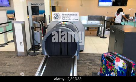 7 maggio 2022 - Gainesville, FL: Un macchinbe a raggi X dei bagagli TSA all'aeroporto regionale di Gainesville. Foto Stock