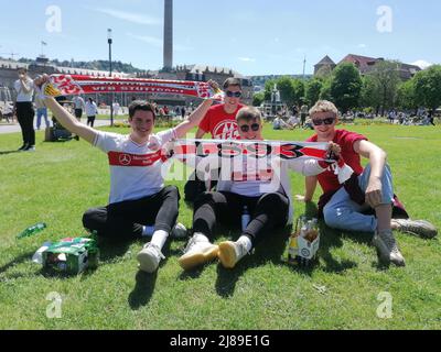 Stoccarda, Germania. 14th maggio 2022. Calcio: Bundesliga, VfB Stoccarda - 1. FC Köln, 34th matchday: I fan di Colonia e Stoccarda siedono su un prato in città prima della partita. Credit: Andreas Rosar/dpa/Alamy Live News Foto Stock